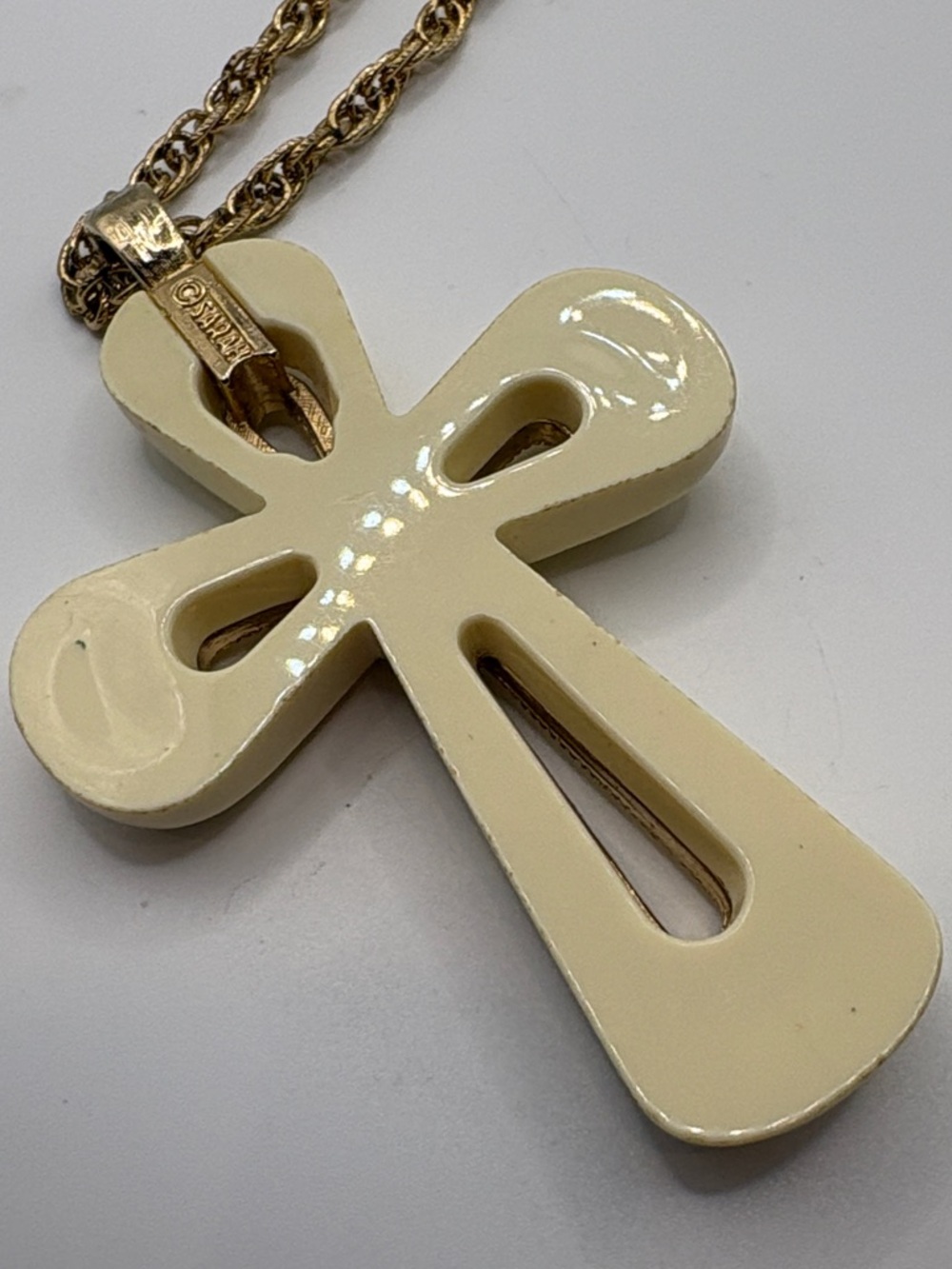 Vintage 1975 Sarah Coventry Gold-Tone Chain with Cream Cross Pendant - Picture 4 of 6